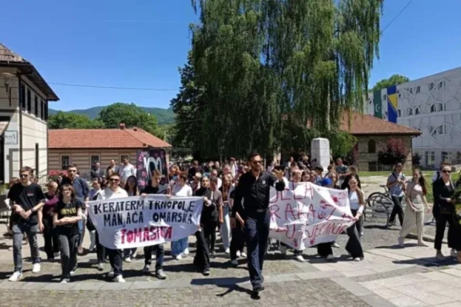 ZENICA ODALA POČAST ŽRTVAMA PRIJEDORA: Mimohodom i bijelim trakama poslata snažna poruka protiv zaborava