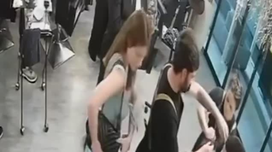 STRAVIČAN SNIMAK IZ FRIZERSKOG SALON: Bijesna žena izbola stilistu jer je bila nezadovoljna frizurom (VIDEO)
