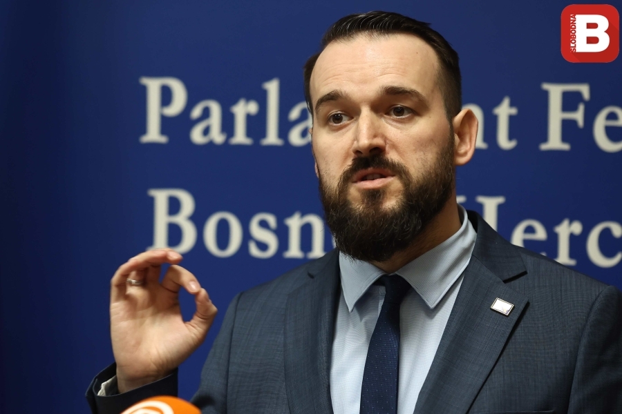 ADMIR ČAVALIĆ U NEVJERICI NAKON NASLOVA U SARAJEVSKOM MEDIJU: 'Ali mi opet po ruskom kalendaru...'