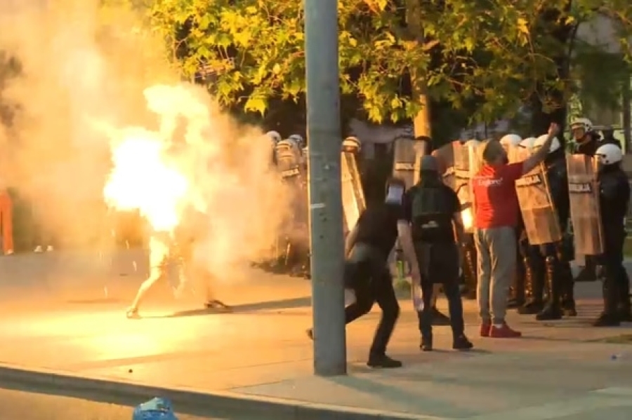 HAOS NA ULICAMA BEOGRADA: Kordoni policije jurišaju na demonstrante, bačen plin koji osljepljuje ljude u centru grada (VIDEO)