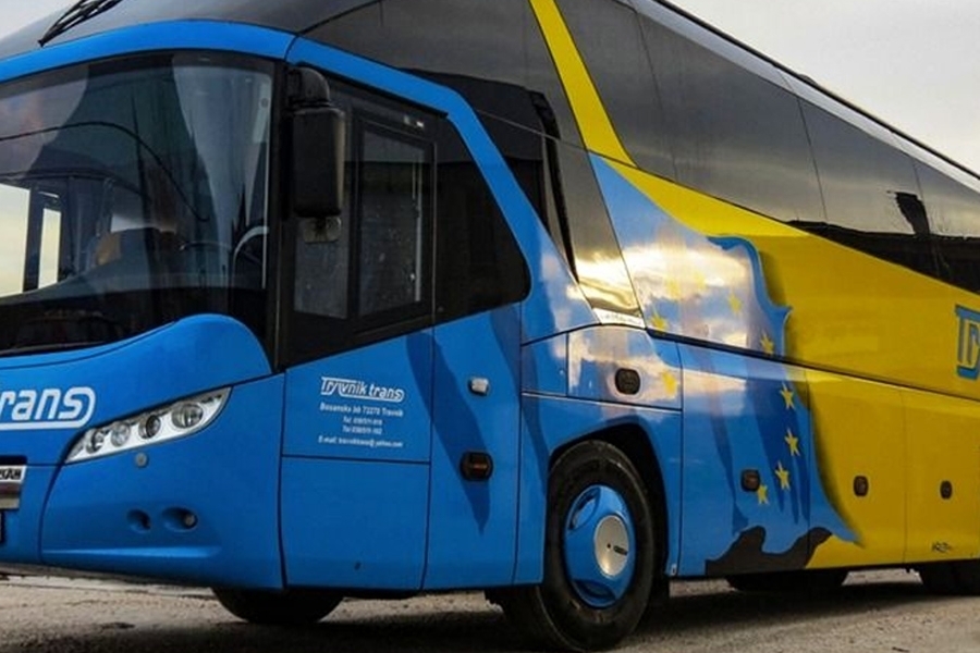 HIT NA INTERNETU: Vozač autobusa naglo zakočio, a onda se zgodna žena našla u krilu svećenika...