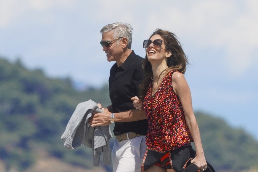 LJETNI OUTFIT AMAL CLOONEY DIŽE PRAŠINU: 'Kontroverzni' komad opet u modi, a lijepoj advokatici perfektno stoji (VIDEO)