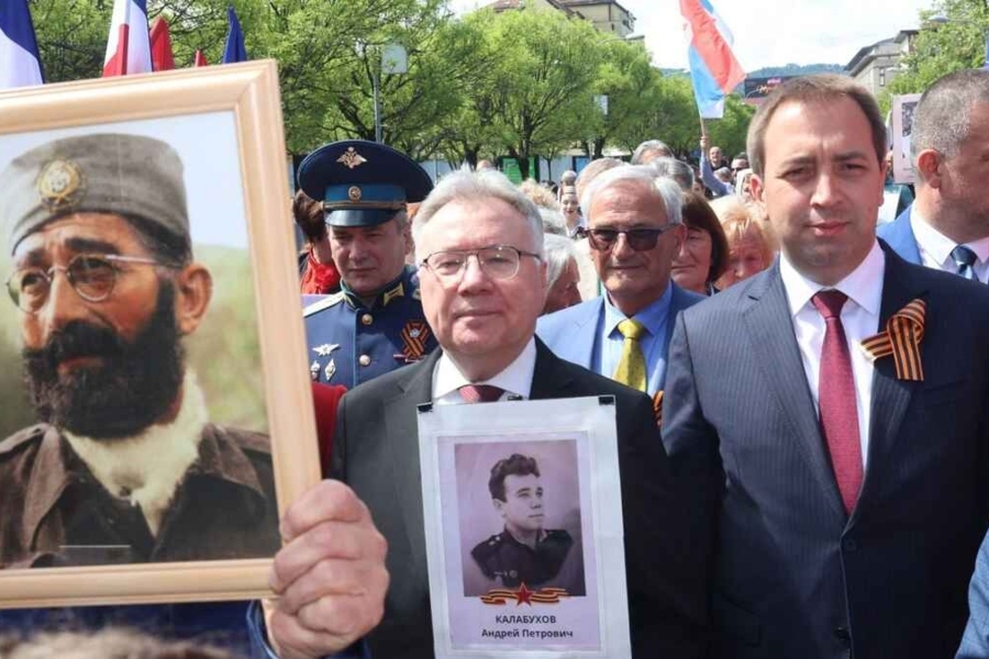 NEVIĐENA FALSIFIKACIJA HISTORIJE: Slika Draže Mihajilovića u Banja Luci povodom 9. maja - Dana pobjede nad fašizmom