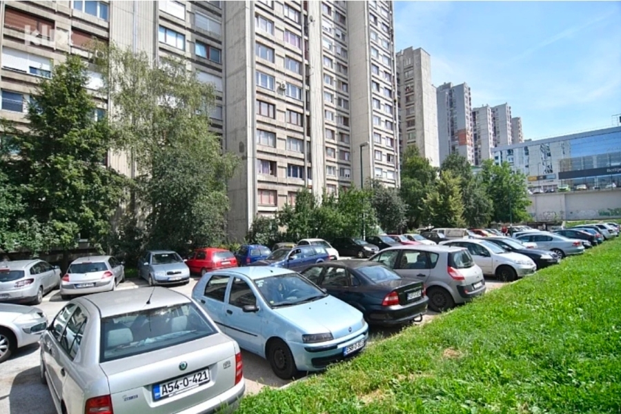AUTOMOBILA NIKAD VIŠE, MJESTA SVE MANJE: Grad je pretijesan, parking u Sarajevu pretvara se u opšti haos