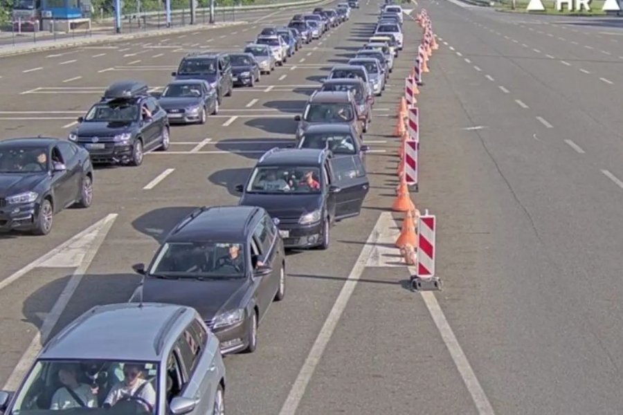 KOLAPS NA GRANICI BiH ZBOG UVOĐENJA NOVOG SISTEMA EVROPSKE UNIJE: Putnici ogorčeni, na prelazak se čeka i do JEZIVIH 10 SATI