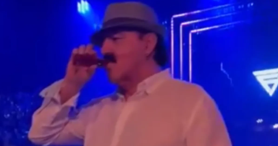 HARIS DŽINOVIĆ POTPUNO SLOMLJEN: Utučen i neraspoložen na nastupu, ne ispušta čašu iz ruku: 'Vidi se da čovjeku nije lako' (VIDEO)
