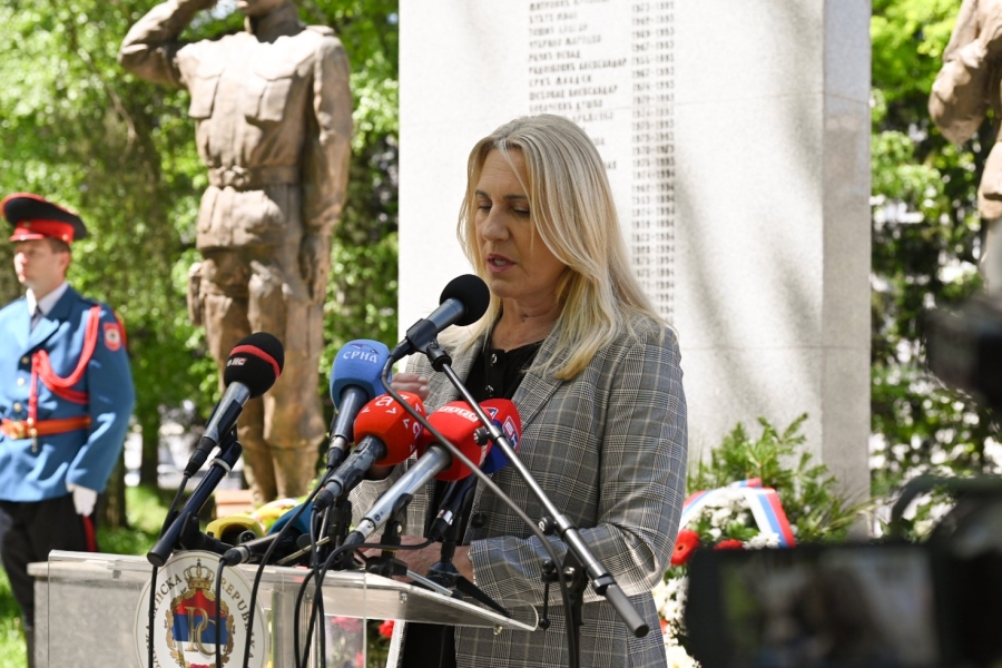 'ZAMISLITE DELEGACIJU NACISTIČKE NJEMAČKE KAKO POLAŽE VIJENAC VOJNICIMA..': Burne reakcije nakon istupa Željke Cvijanović...
