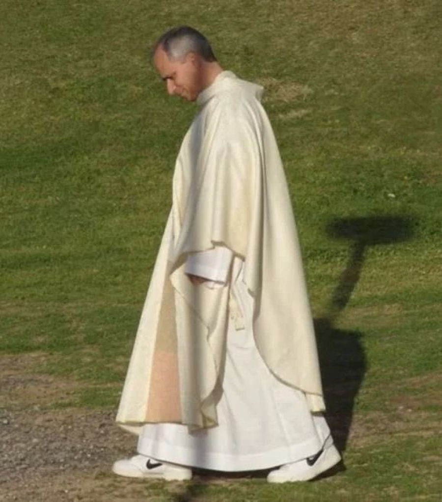 DETALJ KOJI JE PROMAKAO MNOGIMA: Pogledajte koju obuću nosi Papa na slici (FOTO)