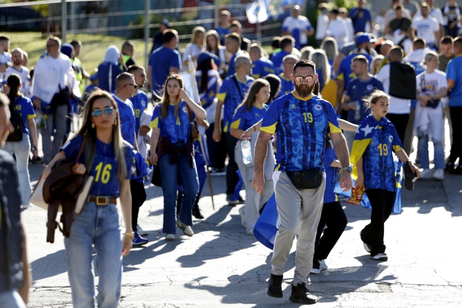 FUDBALSKA EUFORIJA TRESE GLAVNI GRAD: Ulice Sarajeva preplavljene navijačima uoči duela BiH-Sjeverna Makedonija (FOTO)