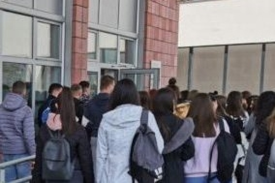 UČENIK UDARIO SJEKIROM DRUGA IZ ODJELJENJA: Užas u školi, svađa se nastavila na ulici, a onda pala krv