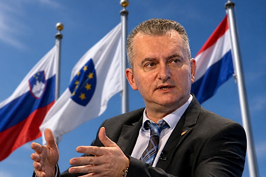 DOK MARIO KARAMATIĆ PODIŽE TENZIJE: Sve što lider HSS-a BiH zna o zastavi s ljiljanima, a neće da kaže...