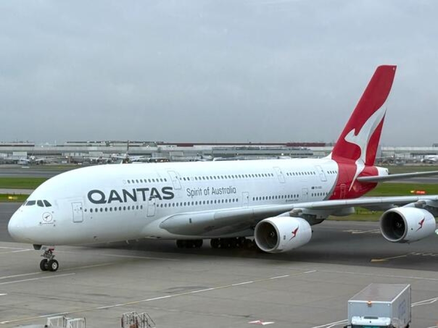LUDILO NA LETU: Putnik ugrizao člana posade, avion prinudno sletio