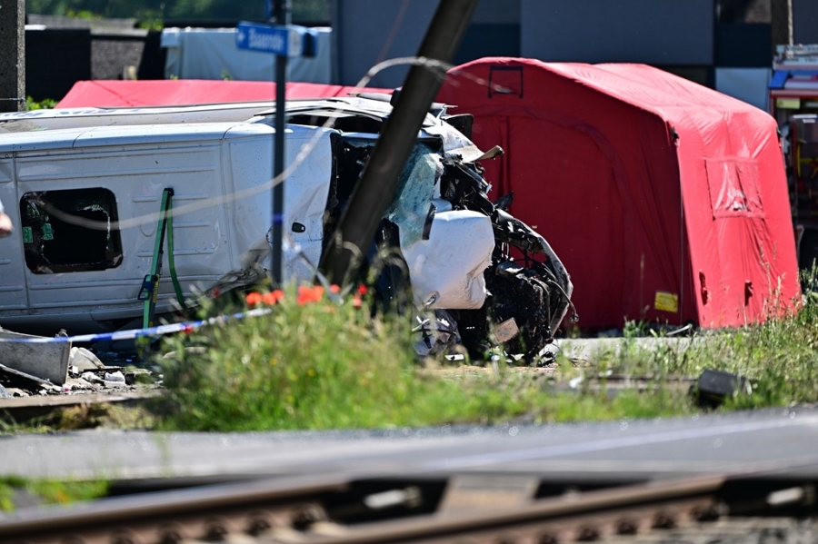 STRAVIČNA NESREĆA U BELGIJI: Voz se zabio u autobus s učenicima, ima mrtvih (FOTO/VIDEO)