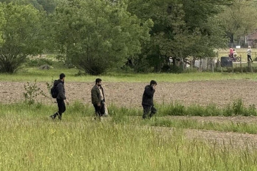 ŠOKANTNI PRIZORI S ISTOKA BiH: Migranti iz Srbije stižu usred dana, prevoz već čeka (FOTO + VIDEO)