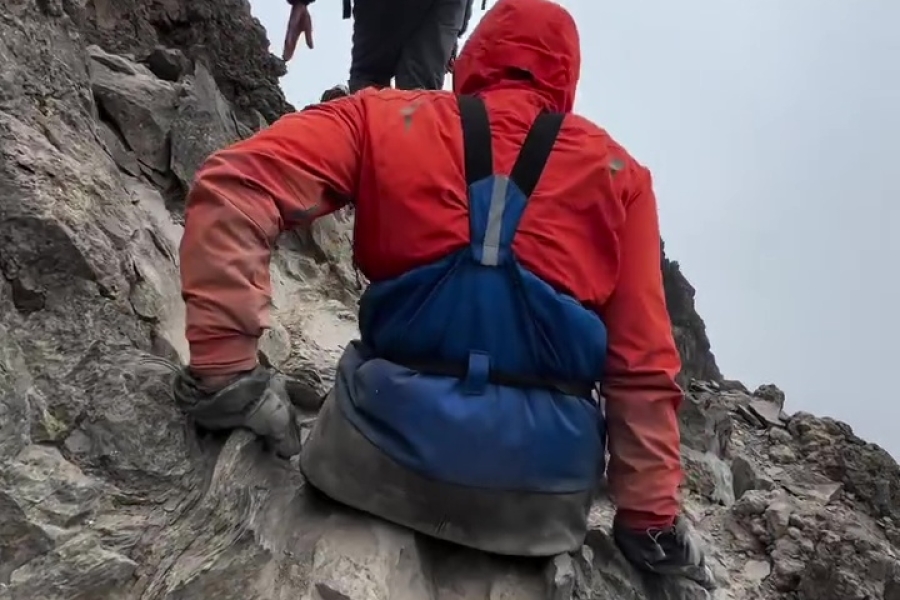 NEVJEROVATAN PODVIG ALPINISTE: Popeo se na Mount Everest samo sa rukama (VIDEO)