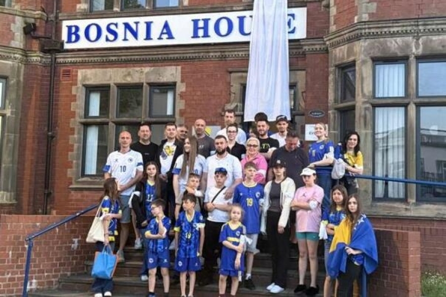 NI U UJEDINJENOM KRALJEVSTVU SE NE ZABORAVLJA RATNI ZLOČIN: Na Bosanskoj kući u Birminghamu istaknuta bijela zastava u znak sjećanja na žrtve Prijedora