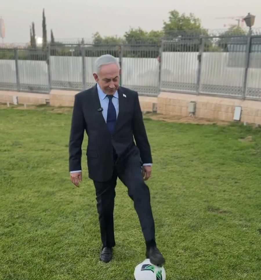 IZRAELSKI PREMIJER POKAZAO SVOJE FUDBALSKO 'UMIJEĆE': Pogledajte kako se Netanyahu snalazi s loptom (VIDEO)