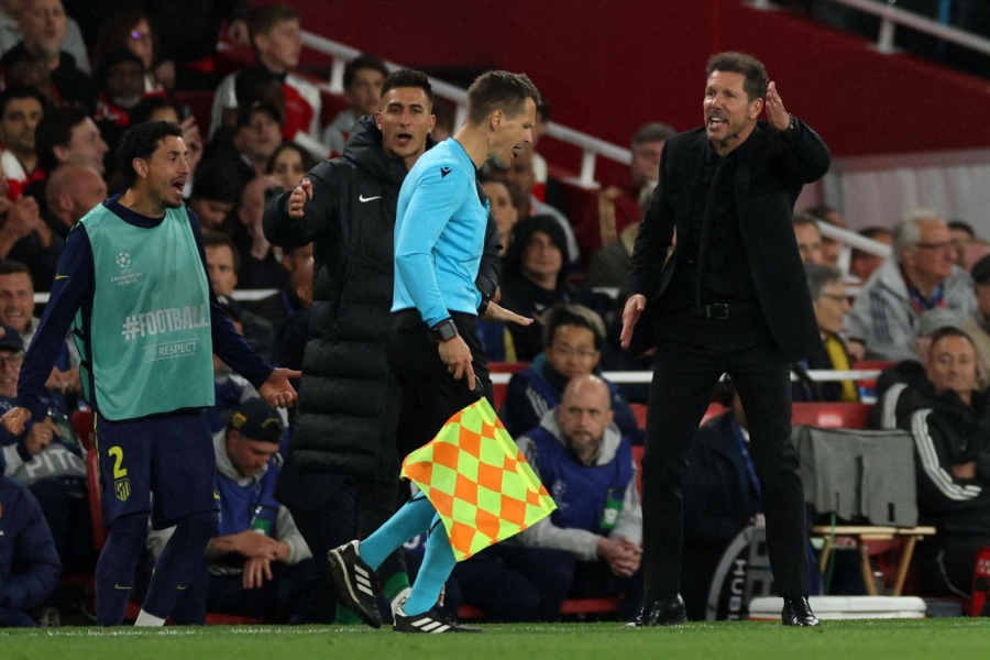 SUDIJE POMOGLE ARSENALU NA PUTU DO FINALA?: Simeone divljao pored terena pa napao starog prijatelja... (VIDEO)
