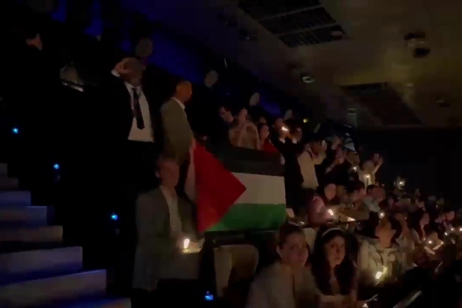 U INAT NETANYAHUU I ORGANIZATORIMA: Palestinska zastava razmotana pred Izraelskim izvođačima na Eurosongu (VIDEO)