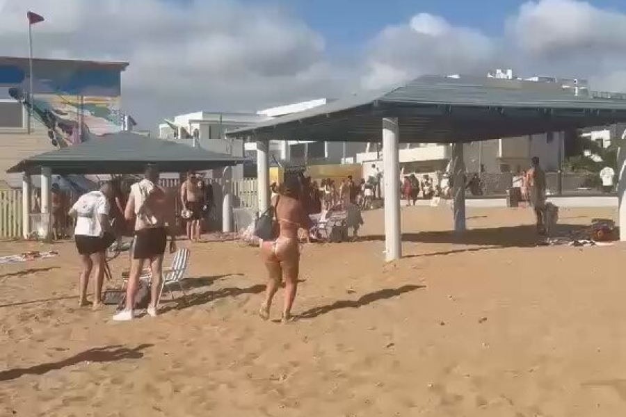 DRAMA NA PLAŽI U IZRAELU: Hezbollahove rakete pale nekoliko metara od kupača, ljudi panično bježali prema zaklonu (VIDEO)