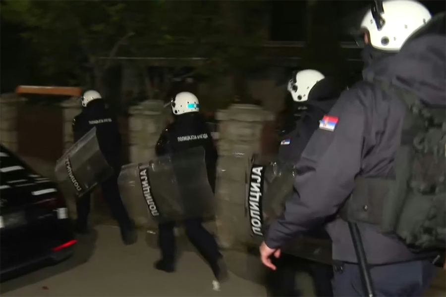 POTPUNI HAOS U SRBIJI: Niz incidenata i otmica, građani opkolili automobil, došlo do sukoba s policijom...