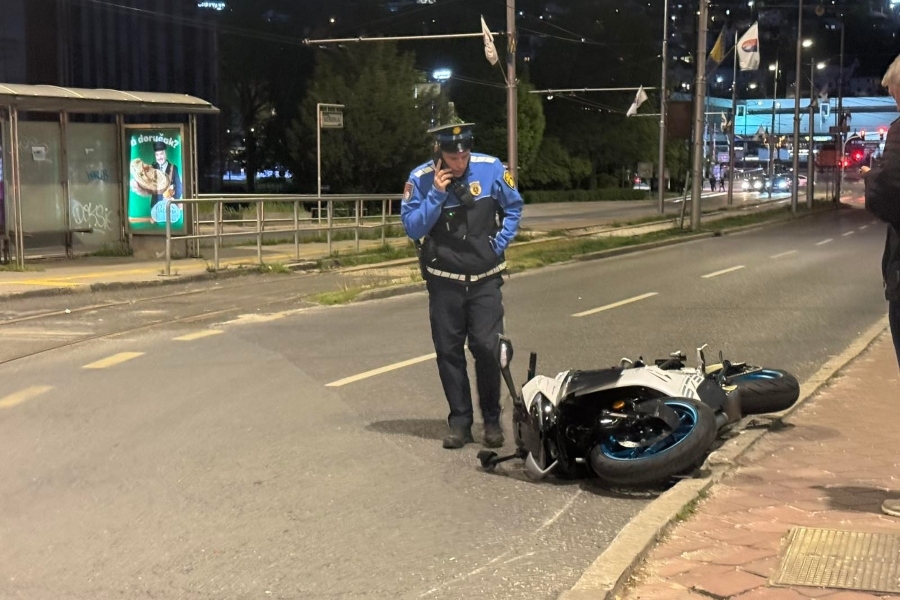 DRAMA NA SKENDERIJI: Motociklista hitno prebačen na KCUS nakon teškog sudara u Alipašinoj ulici – policija blokirala saobraćaj u centru Sarajeva