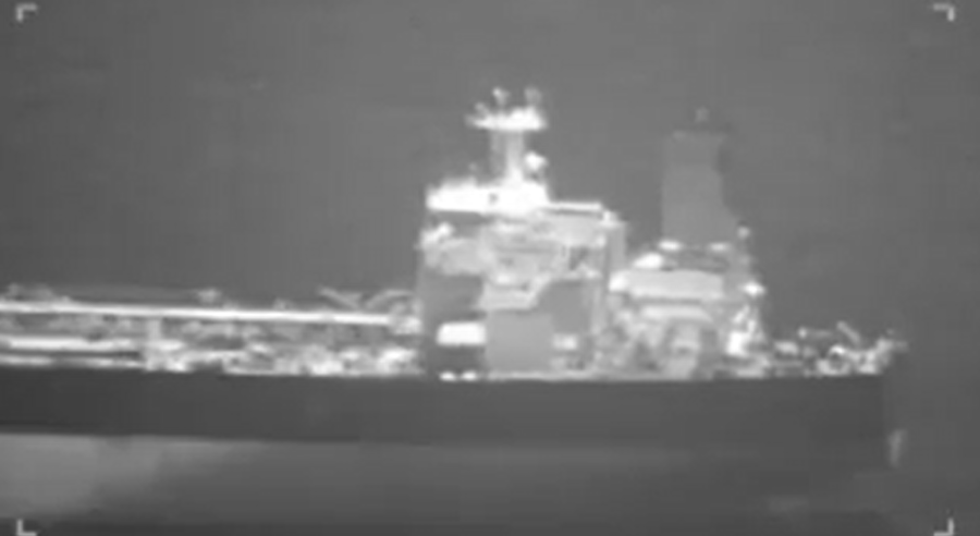AMERIČKI LOVCI SPRŽILI IRANSKE TANKERE: Objavljen dramatičan snimak udara, brodovi zaustavljeni u plamenu! (VIDEO)