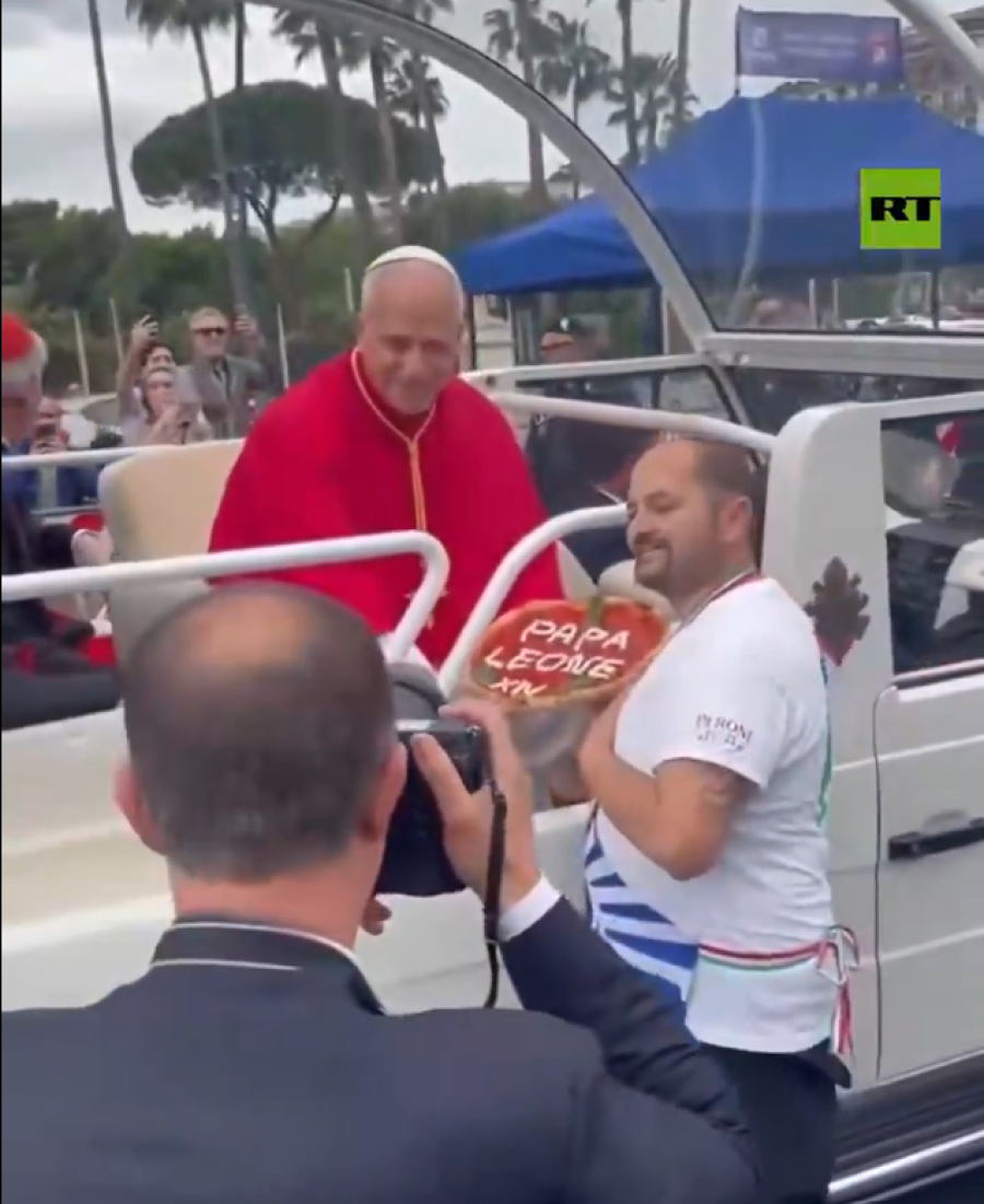 HIT VIDEO: Obezbjeđenje ga nije moglo zaustaviti, pica majstor usred vožnje uručio Papi specijalno iznenađenje (VIDEO)
