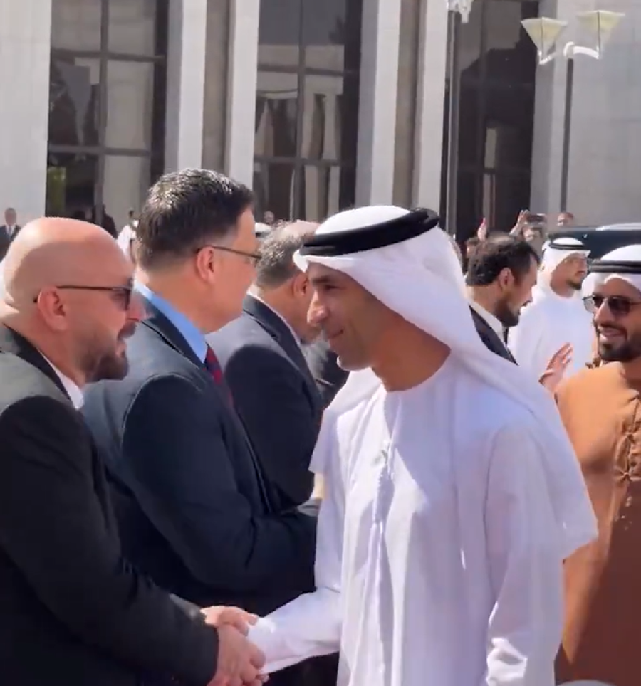 SPEKTAKULARAN DOČEK U DAMASKU: Delegacija UAE pozdravljena uz sablje, bubnjeve i tradicionalnu kafu (VIDEO)
