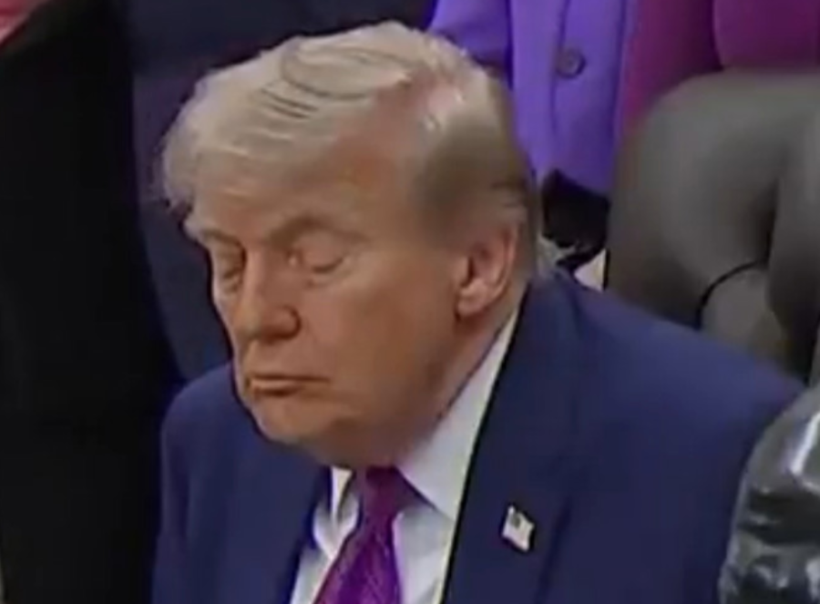 TRUMP PONOVO 'ZASPAO' U BIJELOJ KUĆI: Snimke iz Ovalnog ureda pokrenule lavinu komentara (VIDEO)