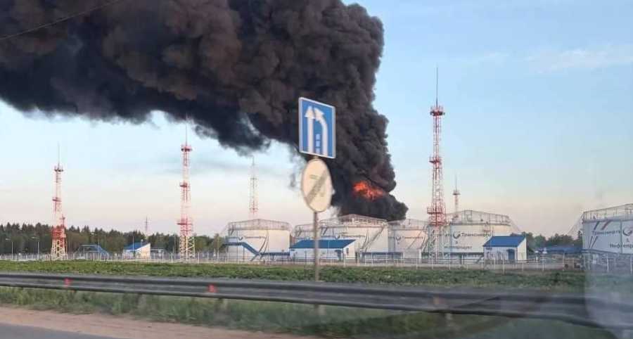 DRAMATIČNI SNIMCI IZ RUSIJE: Ukrajinski dronovi žestoko udarili na naftnu infrastrukturu, gusti crni dim prekrio nebo! (VIDEO)