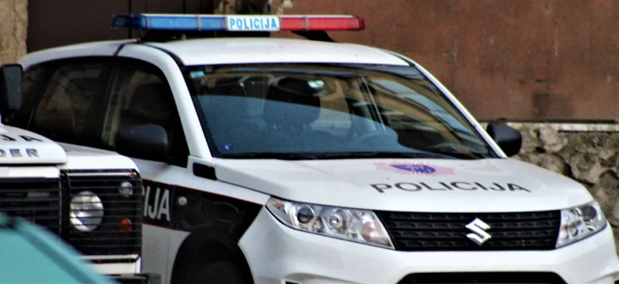 NEZAPAMĆEN SKANDAL U ZAVIDOVIĆIMA: Samir S. (62) metalnim čekićem krenuo na radnike i roditelje tokom pripreme dženaze djeteta
