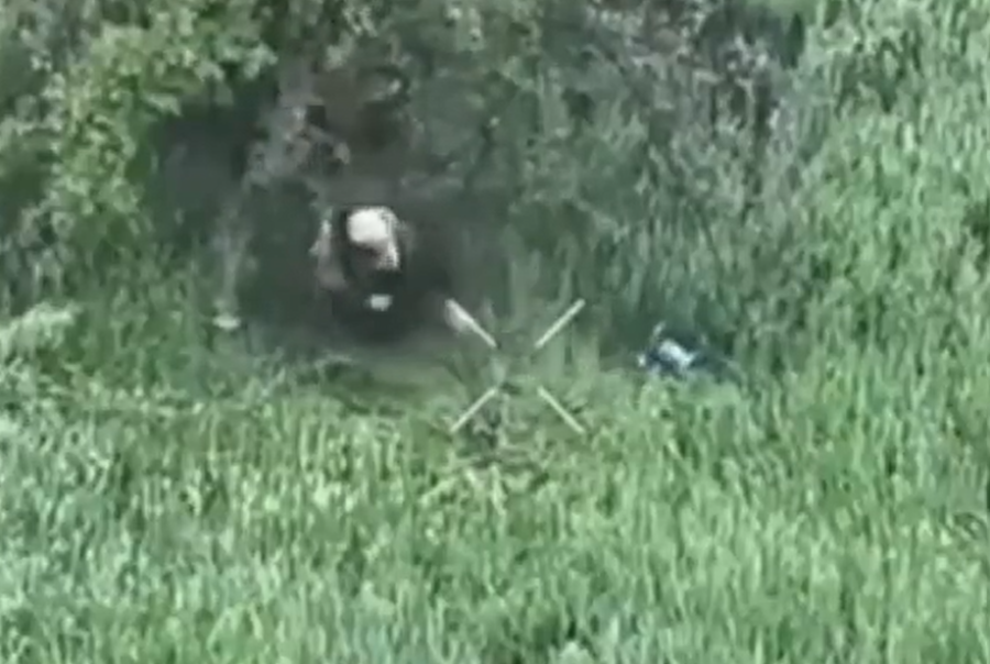 BIZARNA SMRT RUSKOG VOJNIKA: Uzeo komad drveta da 'dokrajči' dron, sekundu kasnije progutala ga vatra (VIDEO)