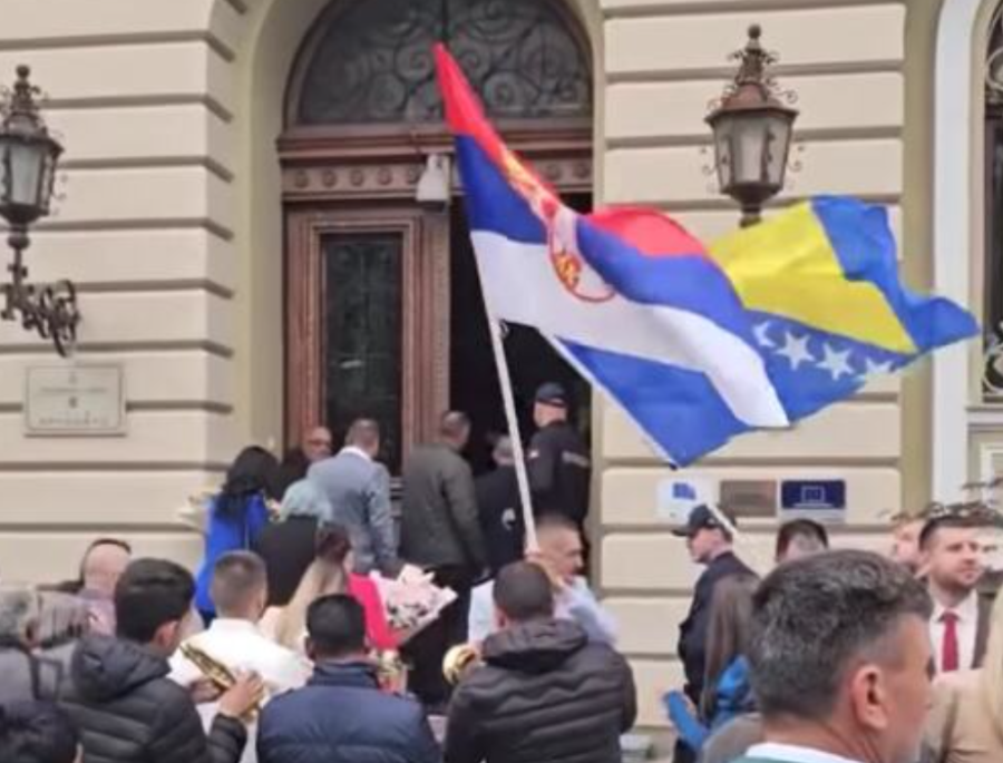 SRPSKO-BOSANSKA SVADBA U KRUŠEVCU PODIGLA BALKAN NA NOGE: Ore se trubači, vijore zastave – zbog ovog snimka mreže gore (VIDEO)