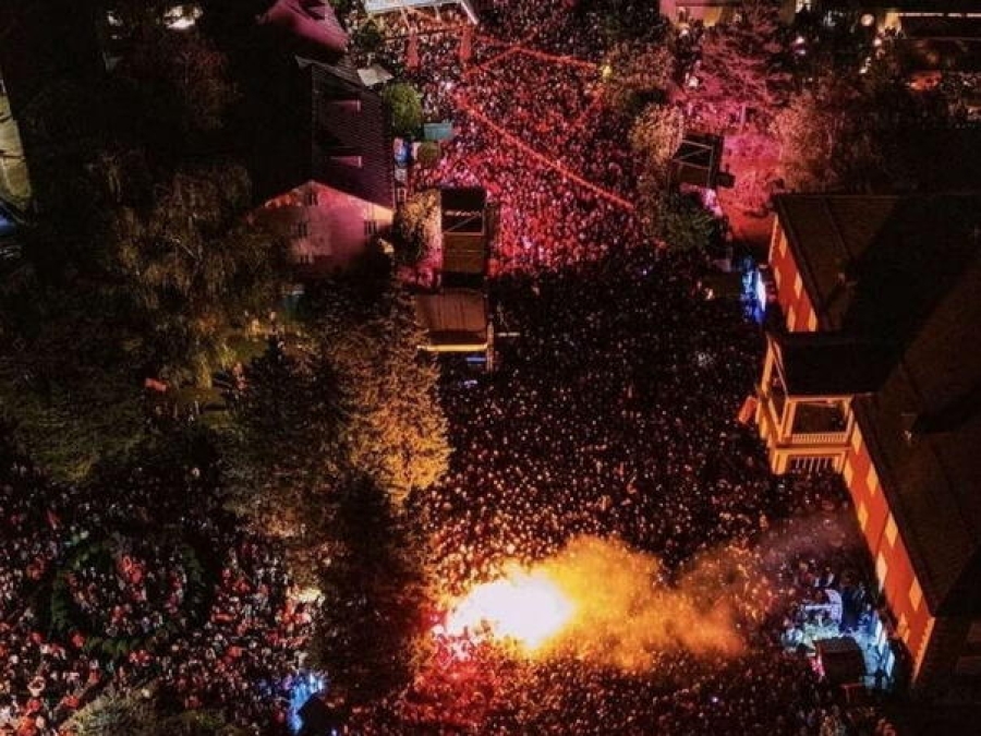 POGLEDAJTE SPEKTAKL NA CETINJU: Dino Merlin pred hiljadama ljudi na Dvorskom trgu (FOTO+VIDEO)