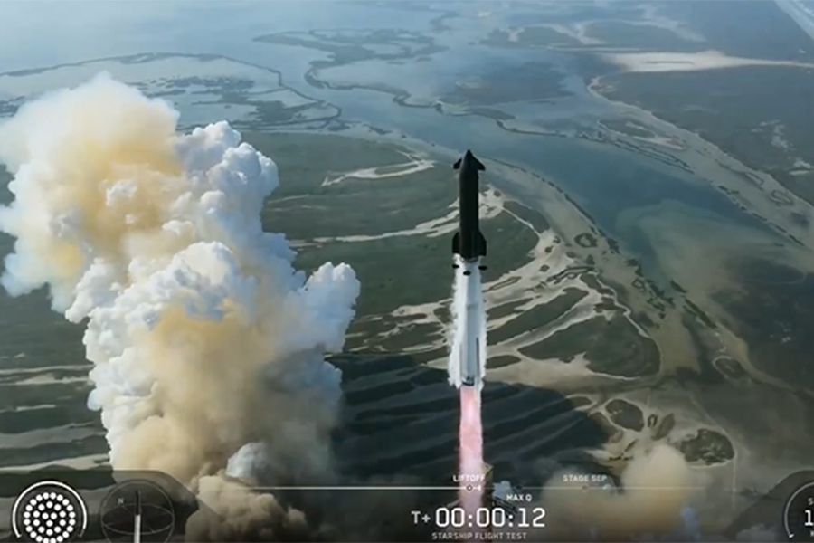 ZABRINUTI POGLEDI U NEBO: Kompanija SpaceX Elona Muska lansirala dosad najveću raketu, nije sve išlo glatko...