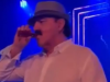 HARIS DŽINOVIĆ POTPUNO SLOMLJEN: Utučen i neraspoložen na nastupu, ne ispušta čašu iz ruku: 'Vidi se da čovjeku nije lako' (VIDEO)