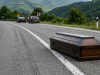BIZARNA SCENA KOD PRIBOJA: Mrtvački sanduk ispao iz kombija nasred magistrale (VIDEO)