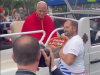 HIT VIDEO: Obezbjeđenje ga nije moglo zaustaviti, pica majstor usred vožnje uručio Papi specijalno iznenađenje (VIDEO)