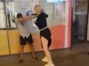 HOROR U SRCU GRADA: Snimka brutalnog napada djevojke na stranca zgrozila javnost (VIDEO)
