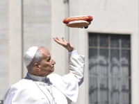 PLIŠANI HOT-DOG LETIO KROZ VATIKAN: Papa se šalio s vjernicima, pa otkrio svoje 'grešne' kulinarske navike