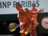 SKANDAL NA ROLAND GARROSU: Naomi Osaka šokirala Pariz haljinom od zlata i perli, a bijesna protivnica URLALA zbog modne revije usred meča (FOTO + VIDEO)