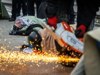 DRAMA NA ŽELJEZNICI U HAGU: Aktivisti se VEZALI LANCIMA ZA PRUGU, pa skinuti uz pomoć brusilice (FOTO,VIDEO)