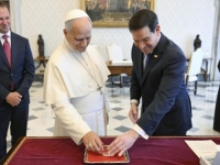 DOK TRUMP BRUTALNO NAPADA PAPU: Rubio u Vatikanu razmijenio darove sa Lavom XIV