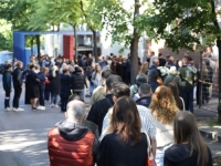 ŠOK NA OBILJEŽAVANJU TRAGEDIJE: Neko bacio topovski udar među građane u Beogradu