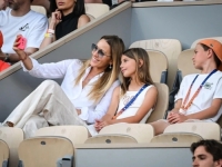 EVO KAKVU ODJEĆU JELENA I NOVAK BIRAJU ZA TARU I STEFANA: Cijene se kreću do 16 do 100 EURA , a simbolika je potpuno posebna - Spoj ROLAND GARROSA I KULTNOG BRENDA