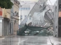 SNAŽNO NEVRIJEME STIGLO DO PRIJEDORA: Olujni vjetar srušio zaštitu sa zgrade