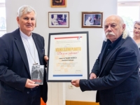 SKANDAL U HRVATSKOJ: Osuđenik za blud nad tinejdžericom dao plaketu biskupu koji je ljubio ruku ratnom zločincu Dariju Kordiću
