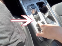MNOGI OD NAS POJMA NEMAJU: Ukoliko imate ovo dugme u automobilu – odmah ga aktivirajte...