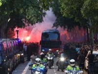 I TO JE MOGUĆE: Navijači Barcelone pomiješali autobuse i gađali vlastite fudbalere (VIDEO)